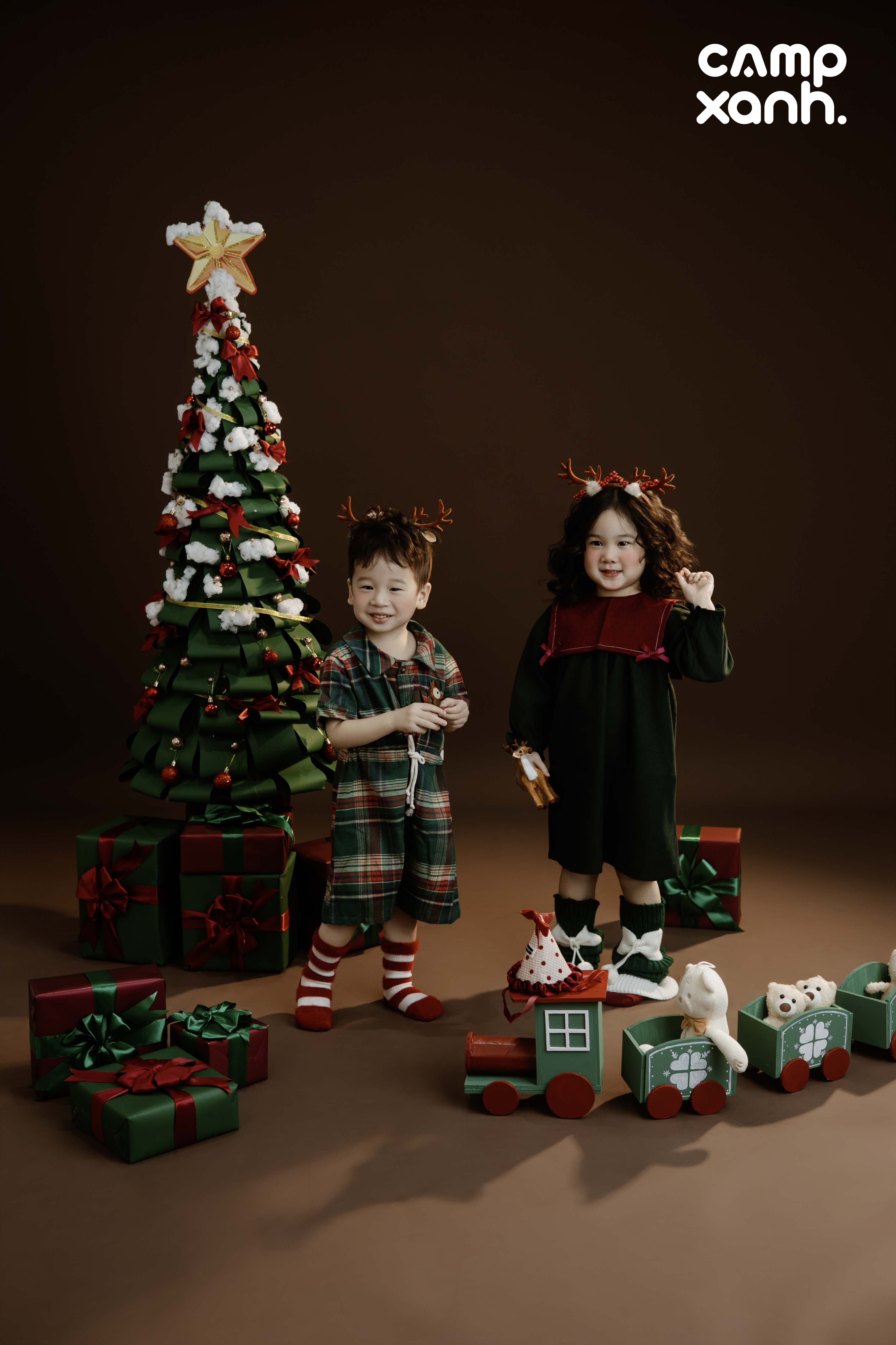 𝑻𝑰𝑵𝒀 𝑪𝑯𝑹𝑰𝑺𝑻𝑴𝑨𝑺 𝑻𝑨𝑳𝑬𝑺