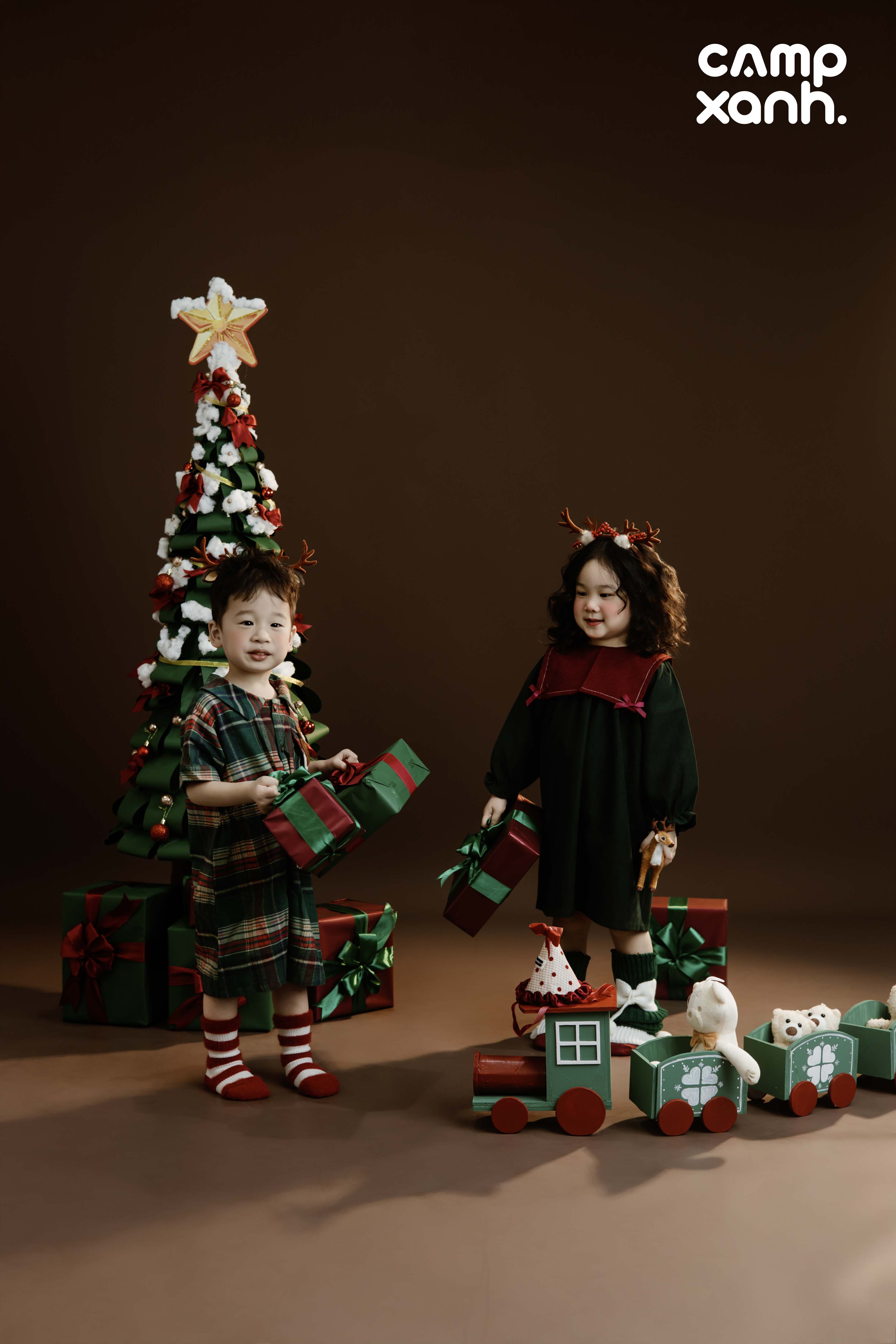 𝑻𝑰𝑵𝒀 𝑪𝑯𝑹𝑰𝑺𝑻𝑴𝑨𝑺 𝑻𝑨𝑳𝑬𝑺