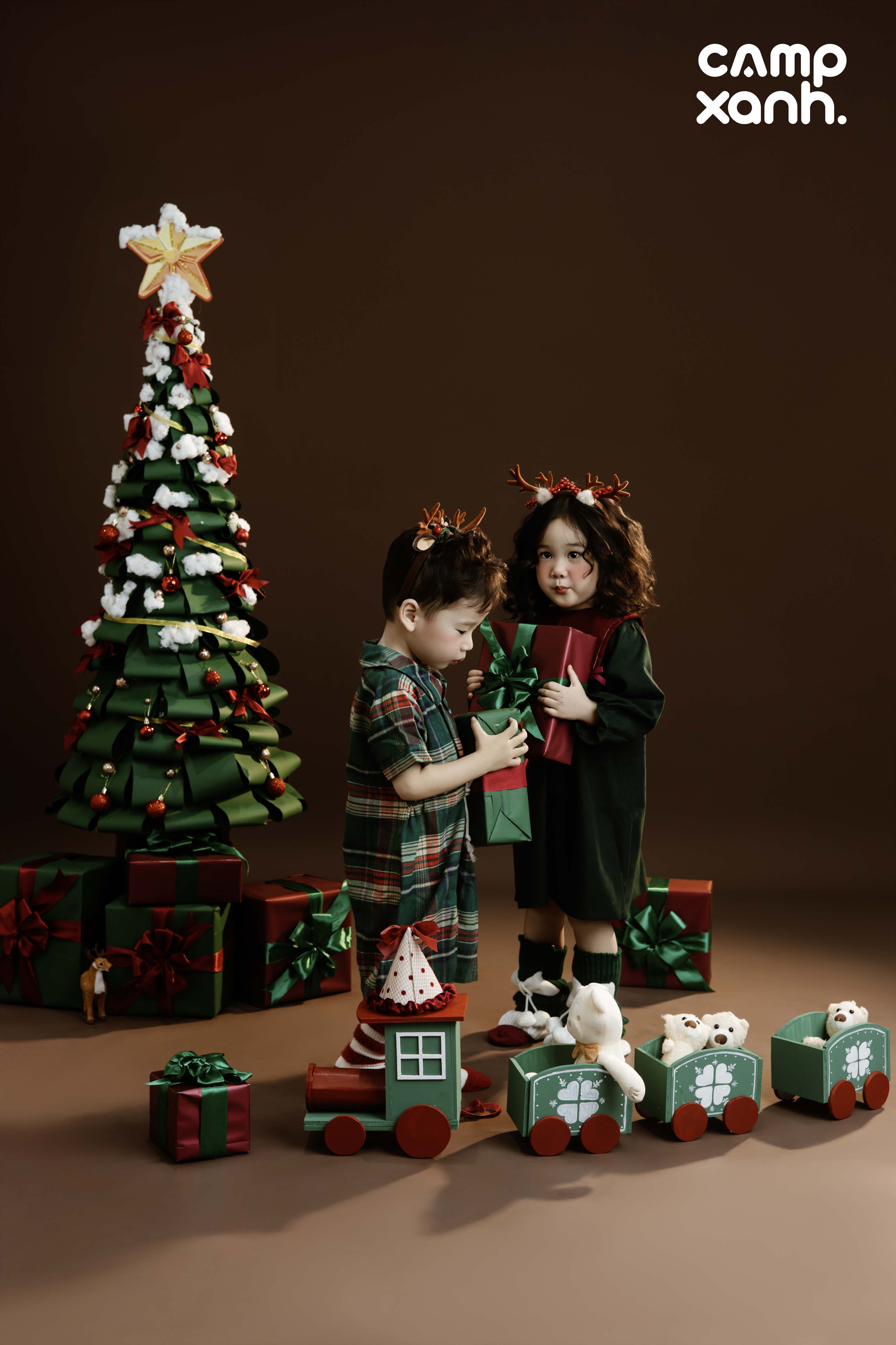 𝑻𝑰𝑵𝒀 𝑪𝑯𝑹𝑰𝑺𝑻𝑴𝑨𝑺 𝑻𝑨𝑳𝑬𝑺