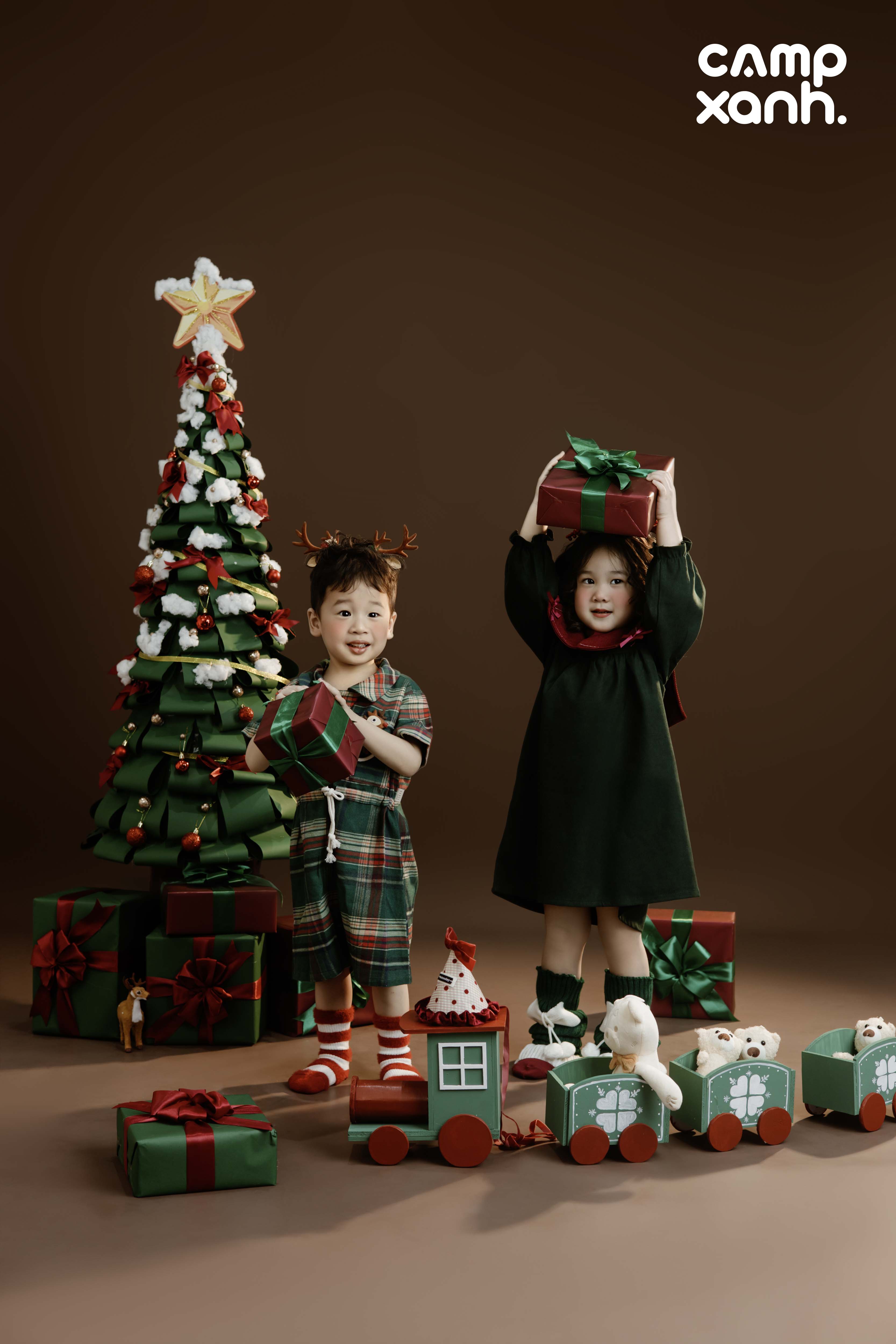 𝑻𝑰𝑵𝒀 𝑪𝑯𝑹𝑰𝑺𝑻𝑴𝑨𝑺 𝑻𝑨𝑳𝑬𝑺