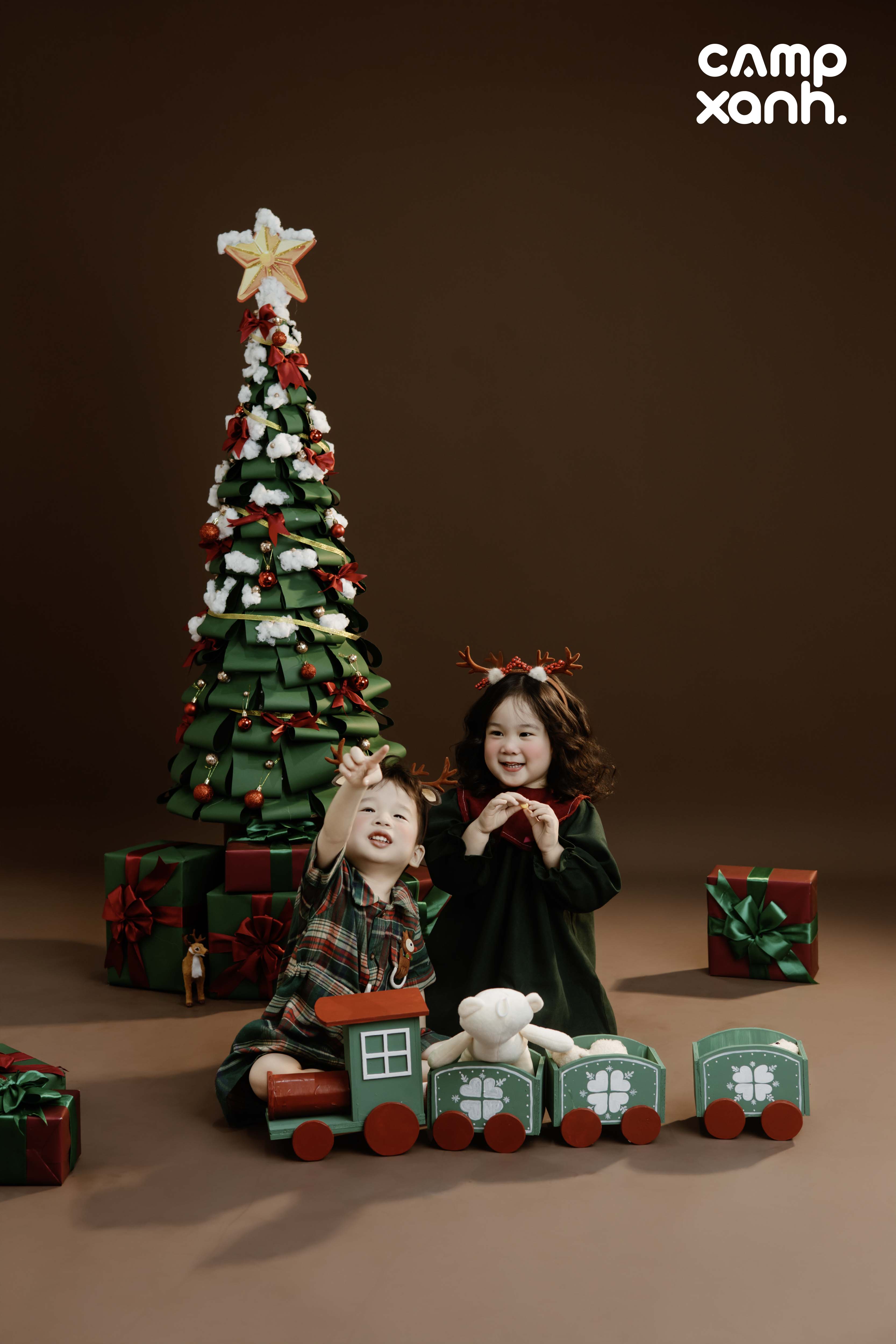 𝑻𝑰𝑵𝒀 𝑪𝑯𝑹𝑰𝑺𝑻𝑴𝑨𝑺 𝑻𝑨𝑳𝑬𝑺