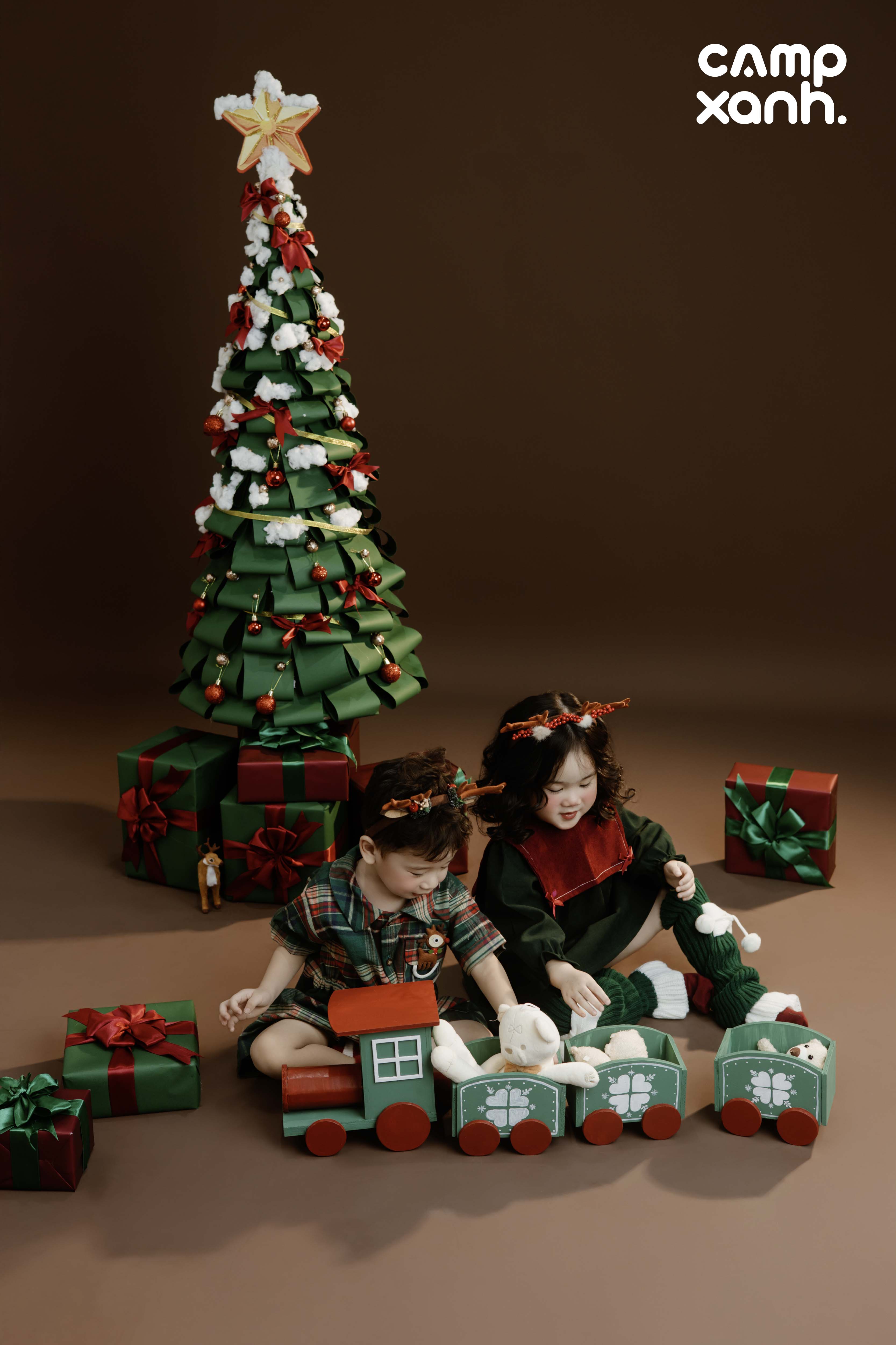 𝑻𝑰𝑵𝒀 𝑪𝑯𝑹𝑰𝑺𝑻𝑴𝑨𝑺 𝑻𝑨𝑳𝑬𝑺