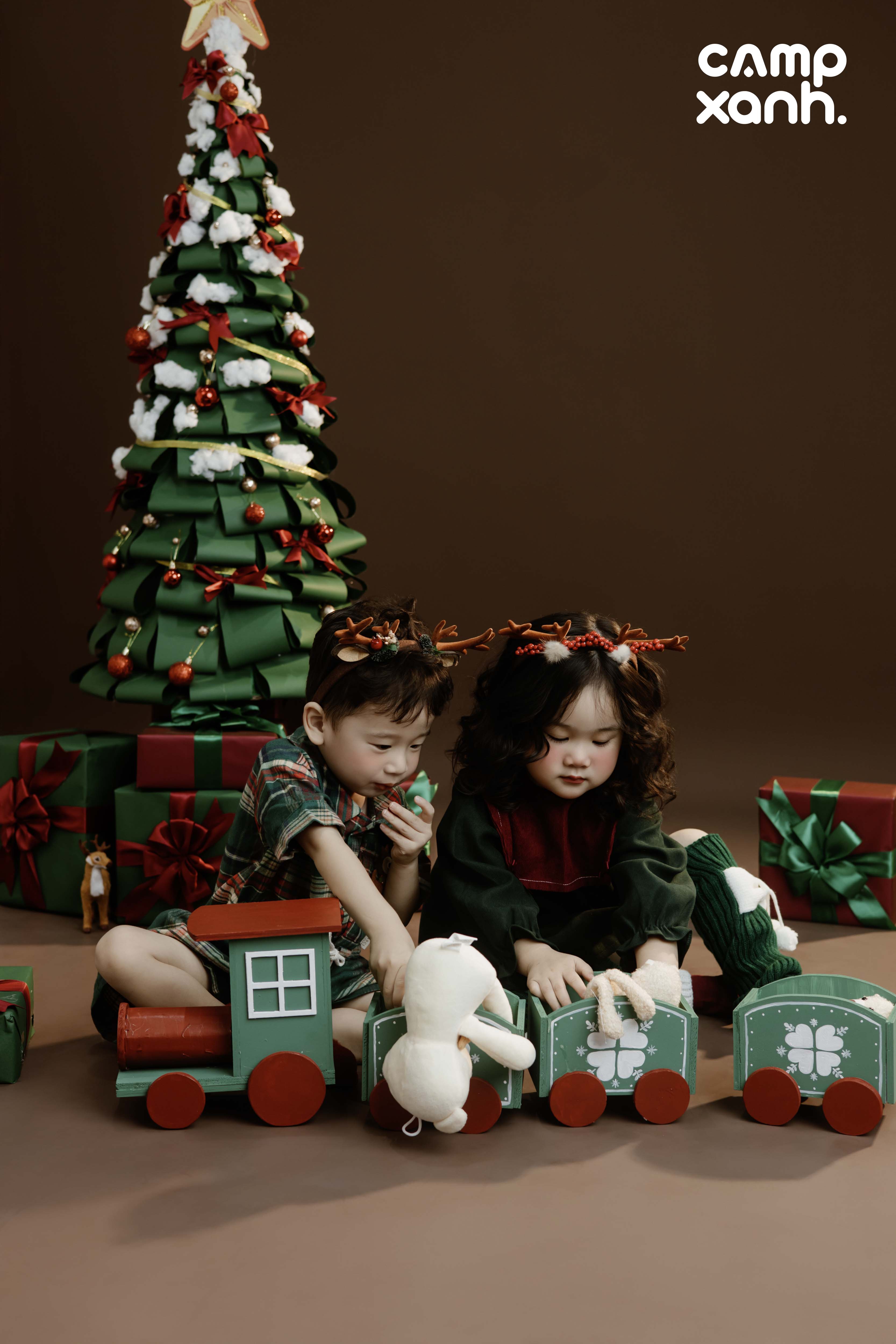 𝑻𝑰𝑵𝒀 𝑪𝑯𝑹𝑰𝑺𝑻𝑴𝑨𝑺 𝑻𝑨𝑳𝑬𝑺