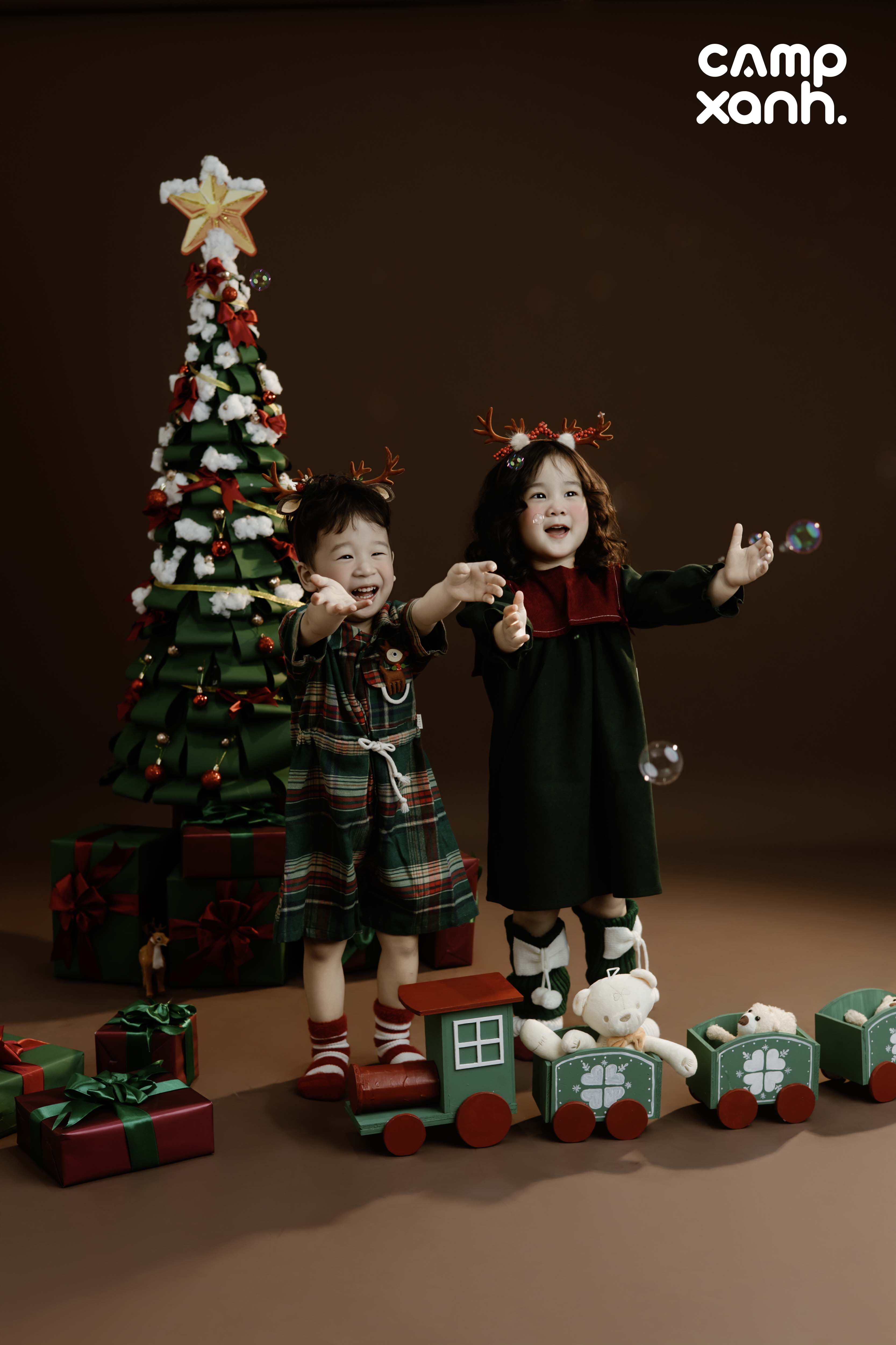 𝑻𝑰𝑵𝒀 𝑪𝑯𝑹𝑰𝑺𝑻𝑴𝑨𝑺 𝑻𝑨𝑳𝑬𝑺