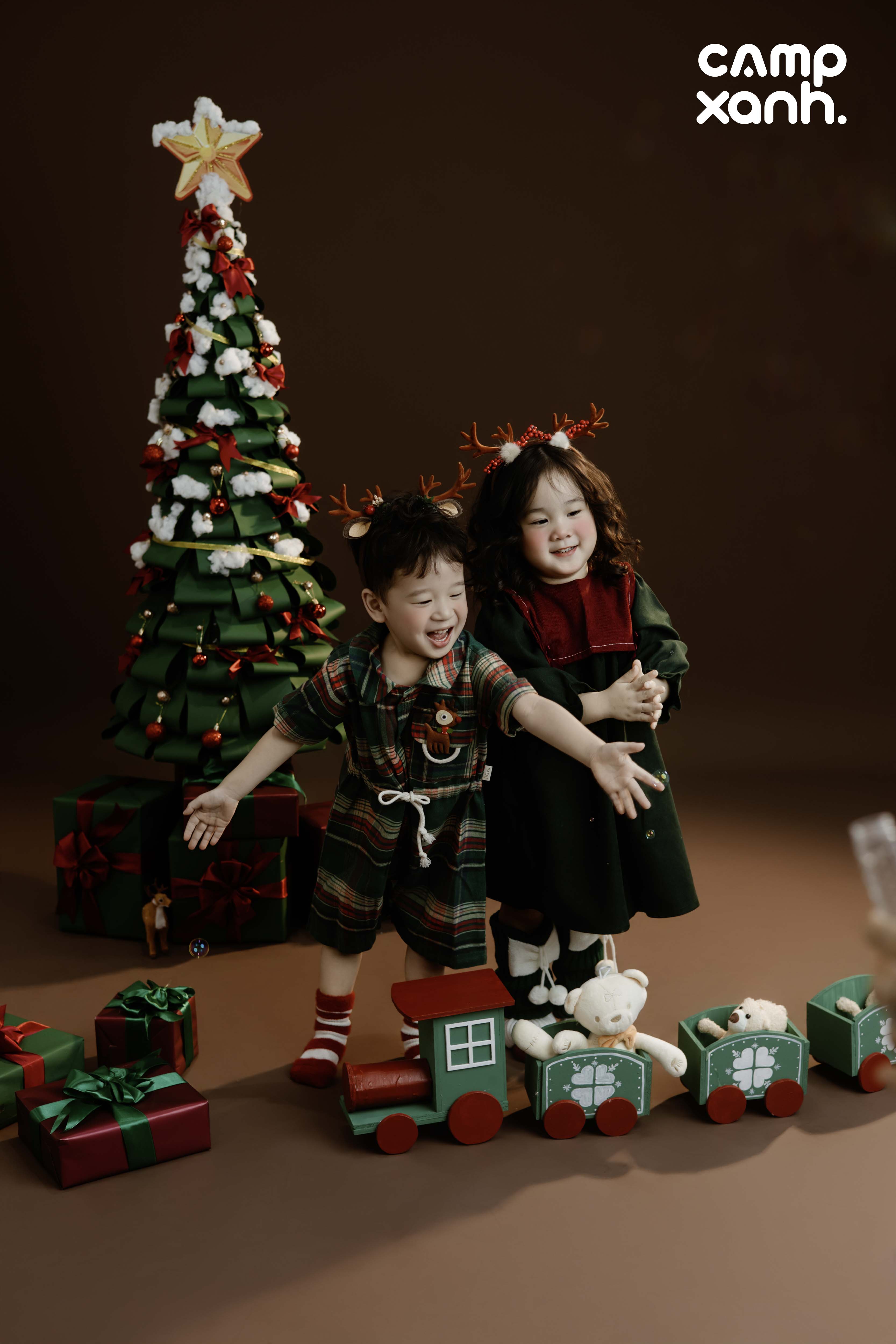 𝑻𝑰𝑵𝒀 𝑪𝑯𝑹𝑰𝑺𝑻𝑴𝑨𝑺 𝑻𝑨𝑳𝑬𝑺